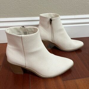 White Faux Snakeskin Ankle Booties Sz 9 Block Heel Pointed Toe Universal Thread